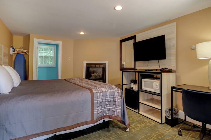 1 King Bed (6 of 8)