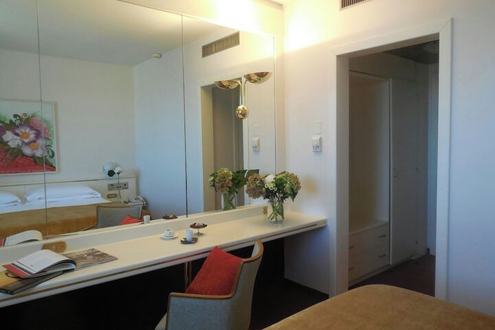 Room 25 of 44