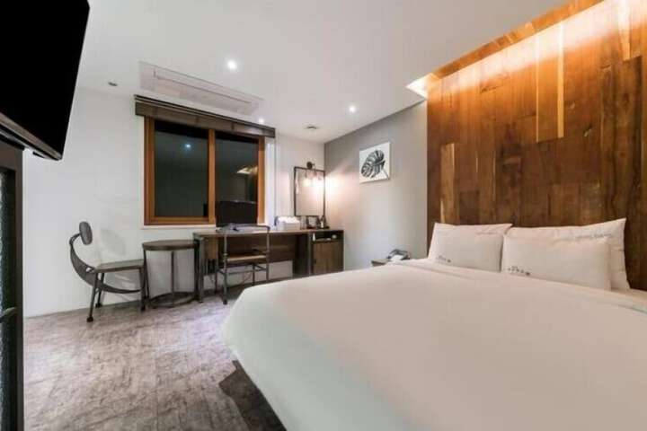 Room 15 of 33
