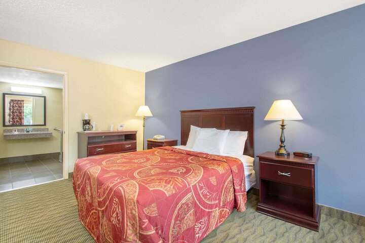 Queen Bed Accessible (6 of 6)