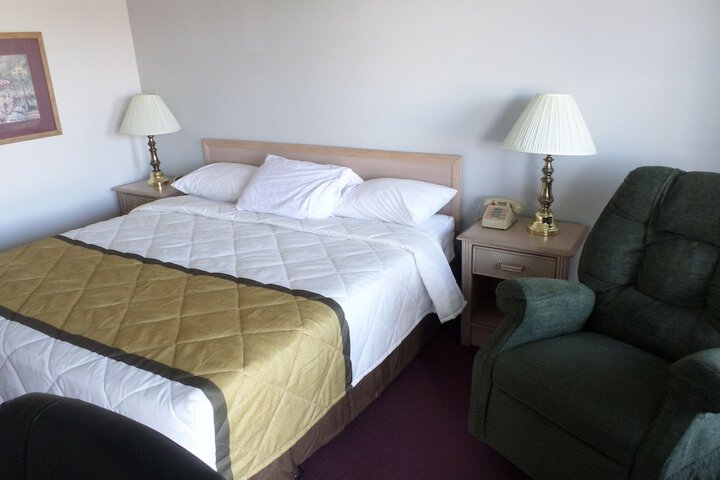 1 King Bed (2 of 8)