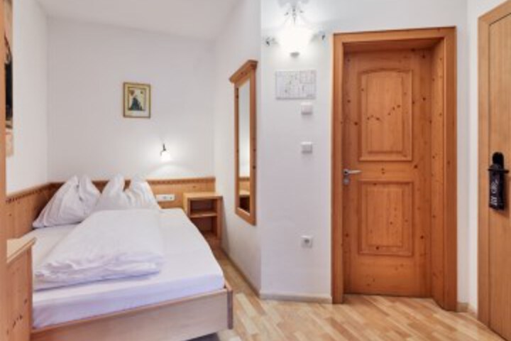 Room 6 of 42