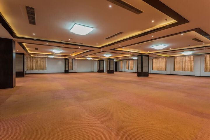 Ballroom/Hall 13 of 15
