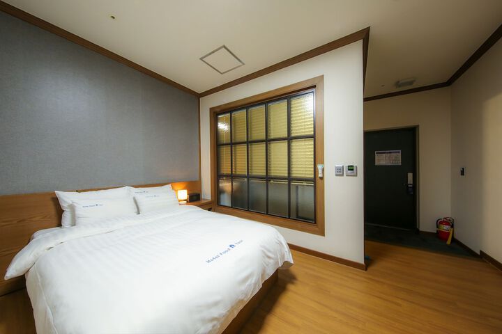 Room 5 of 90