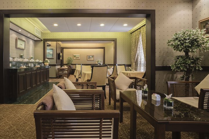 Lounge 105 of 108