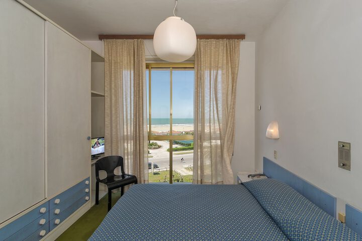 Room 16 of 48
