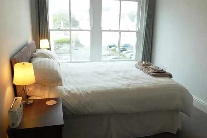 Room 5 of 18