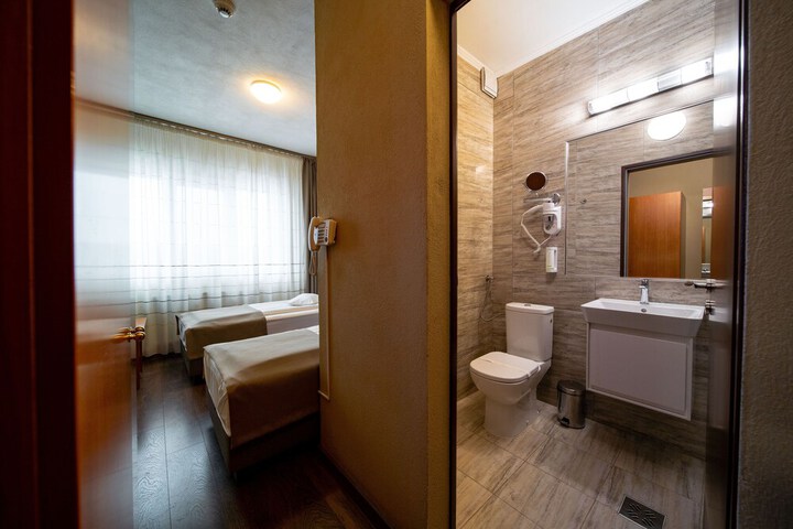Room 9 of 34