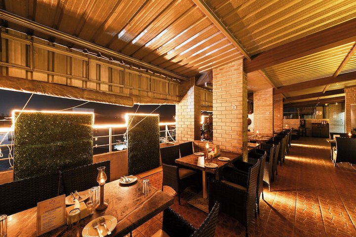 Dining 56 of 76