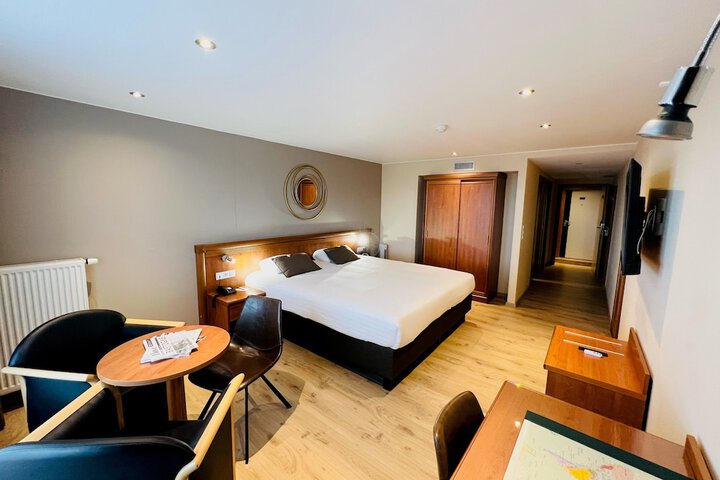 Room 8 of 77