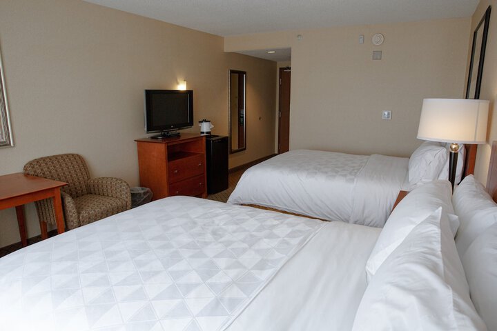 2 Queen Beds (5 of 10)