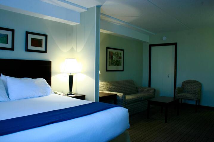 1 King Bed (3 of 13)
