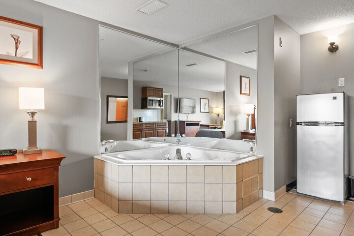 Suite Queen Bed Kitchen (20 of 22)
