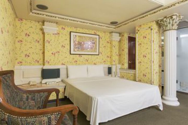 Room 8 of 19