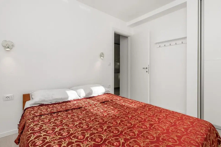 Room 2 of 18