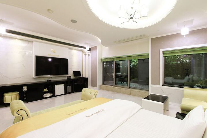 Room 50 of 80