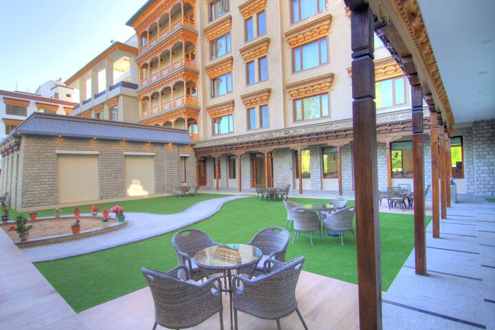 Hotel Exterior 85 of 89