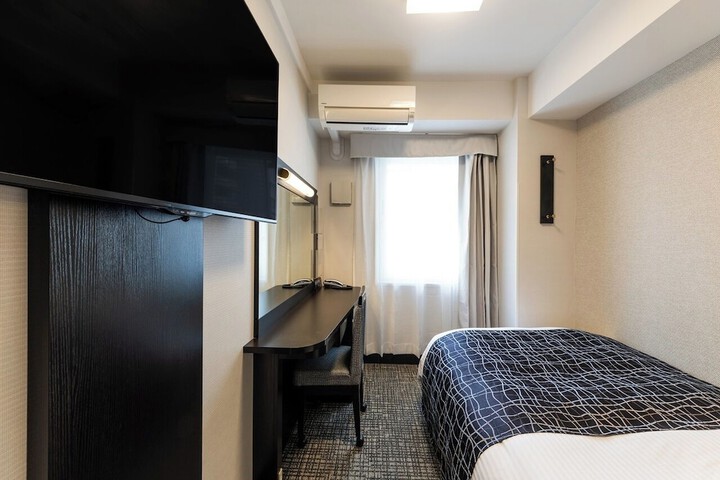 Room 8 of 33