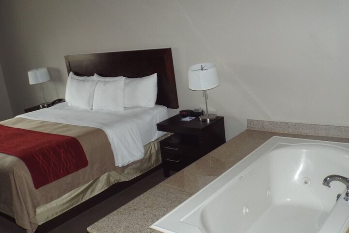 Room 32 of 65
