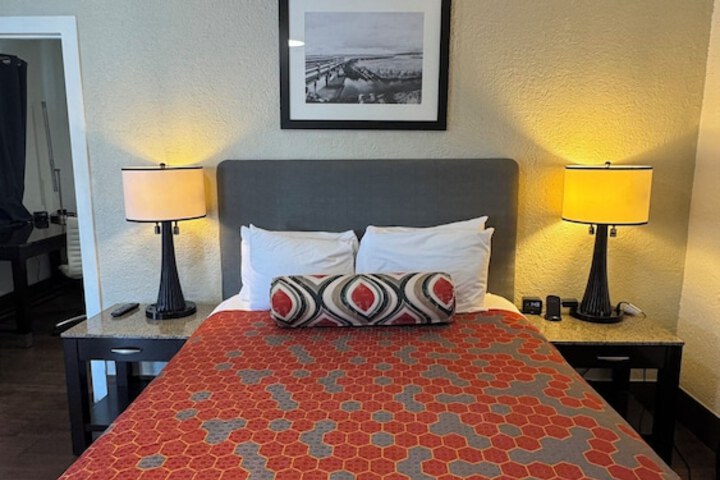 Room 6 of 30