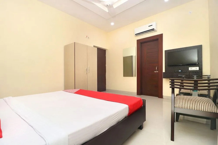 Room 5 of 18