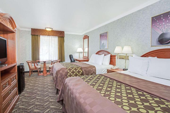 2 Queen Beds (5 of 7)