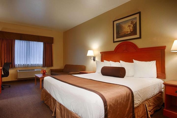 1 King Bed High Speed Internet Accessible Microwave and Refrigerator, Coffee Maker Full Breakfast (8 of 11)