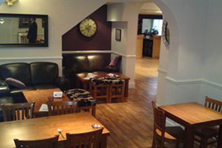 Lounge 6 of 8