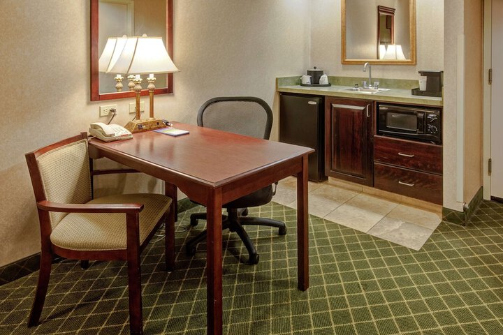 2 Queen Beds Mobility Hearing Accessible Tub (8 of 8)