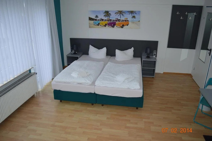 Room 4 of 8
