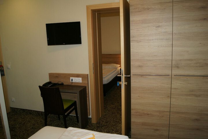 Room 18 of 141