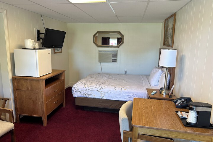 Basic Room 1 Queen Bed (9 of 13)