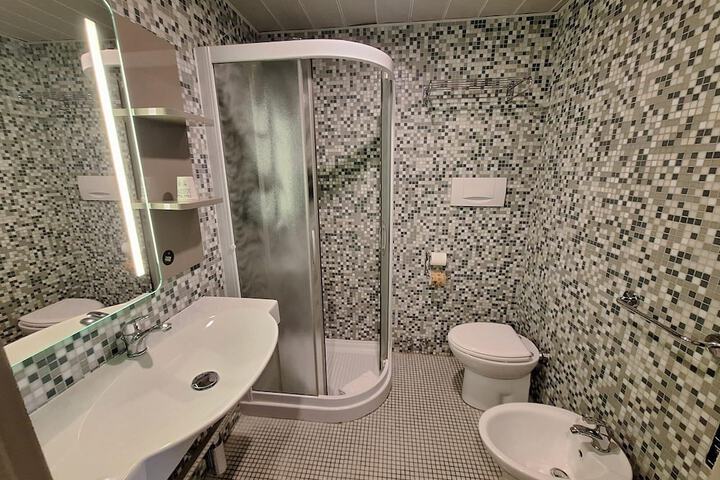 Room 27 of 46