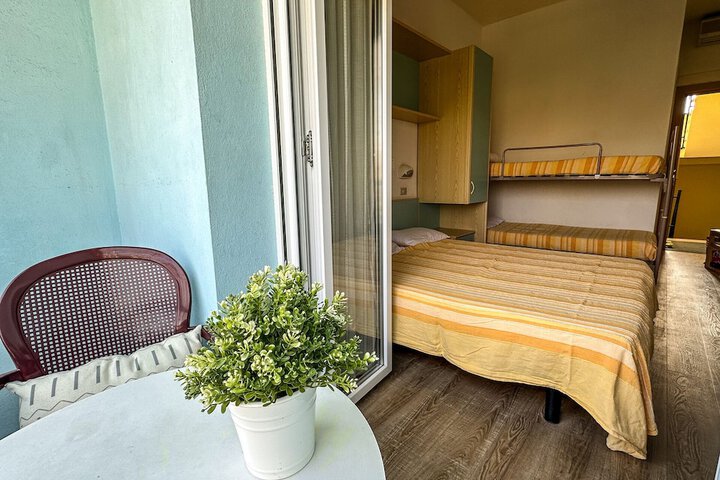 Room 5 of 10