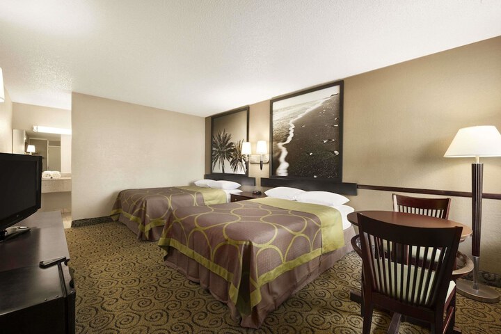 2 Double Beds (8 of 11)