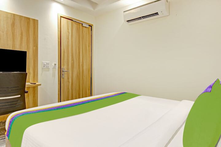 Room 8 of 28
