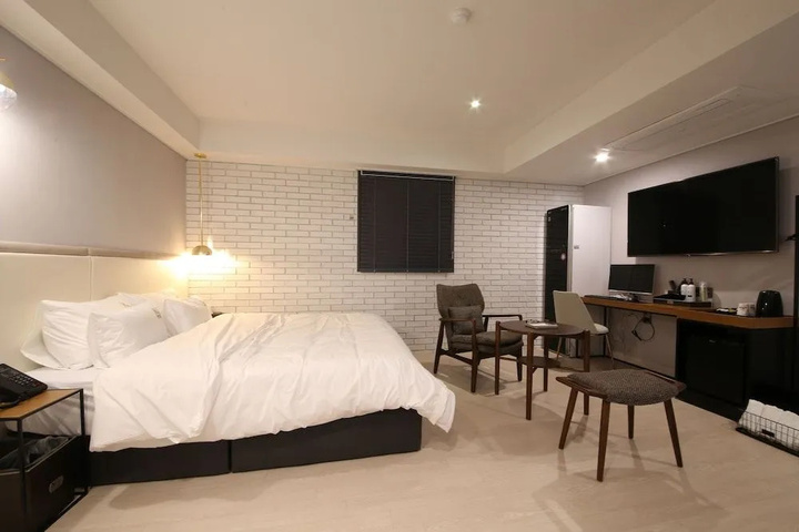 Room 4 of 24