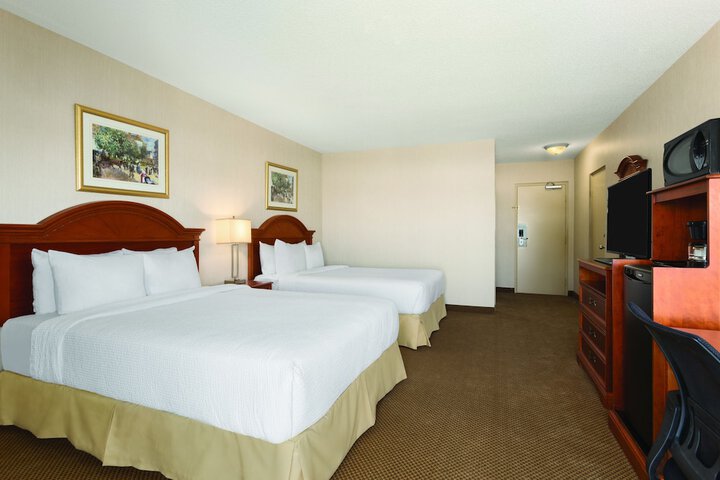 1 Queen Bed (6 of 9)