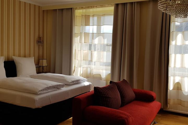 Room 32 of 79