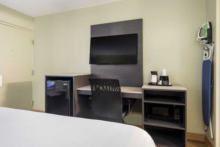 Accessible 1 King Mobility Accessible Communication Assistance Bathtub Work Desk Microwave and Ref (3 of 14)
