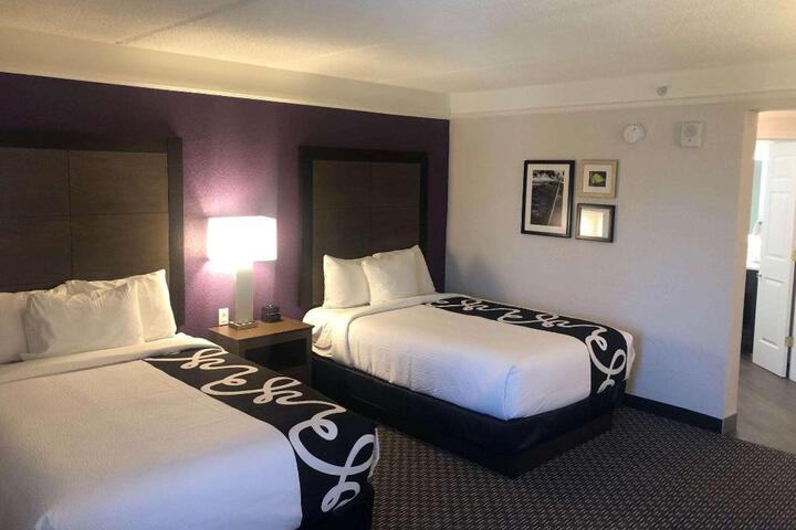 2 Double Beds (3 of 8)