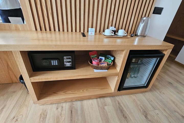 Lounge 36 of 56