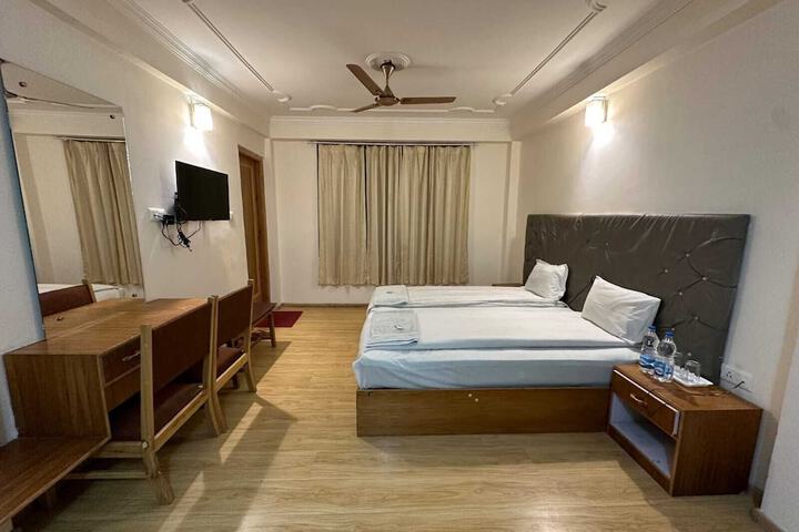 Room 7 of 11