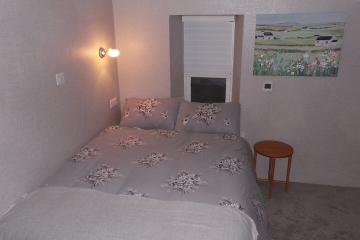 Room 5 of 8