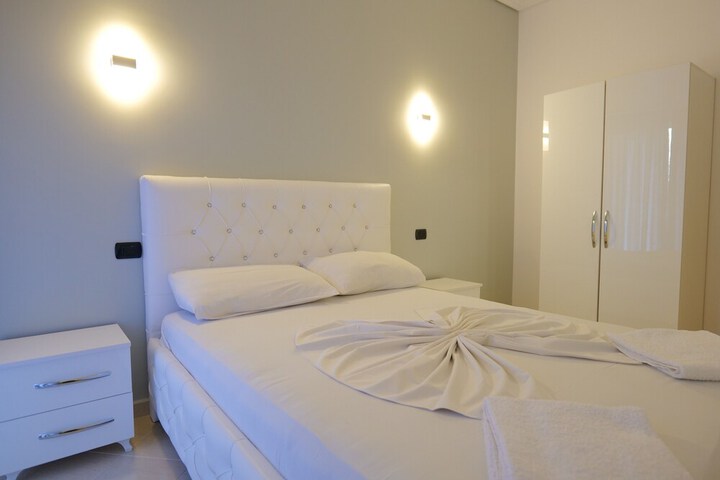 Room 5 of 33