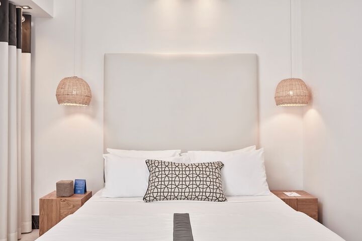 Room 44 of 100