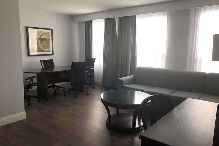 1 Queen Bed Tower Sofa Bed Work Desk Microwave and Refrigerator High Speed Internet Accessible Full Breakfast (8 of 26)
