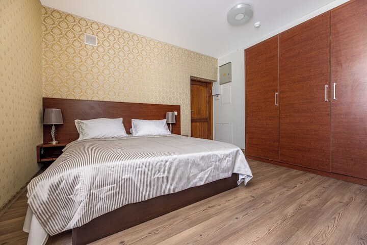 Room 40 of 214