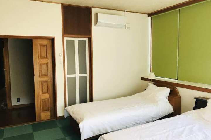 Room 2 of 60