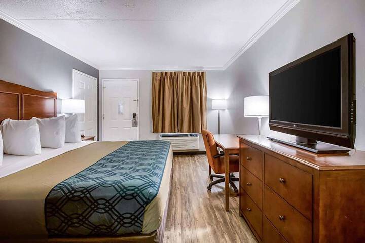 1 King Bed Deluxe Room (4 of 5)